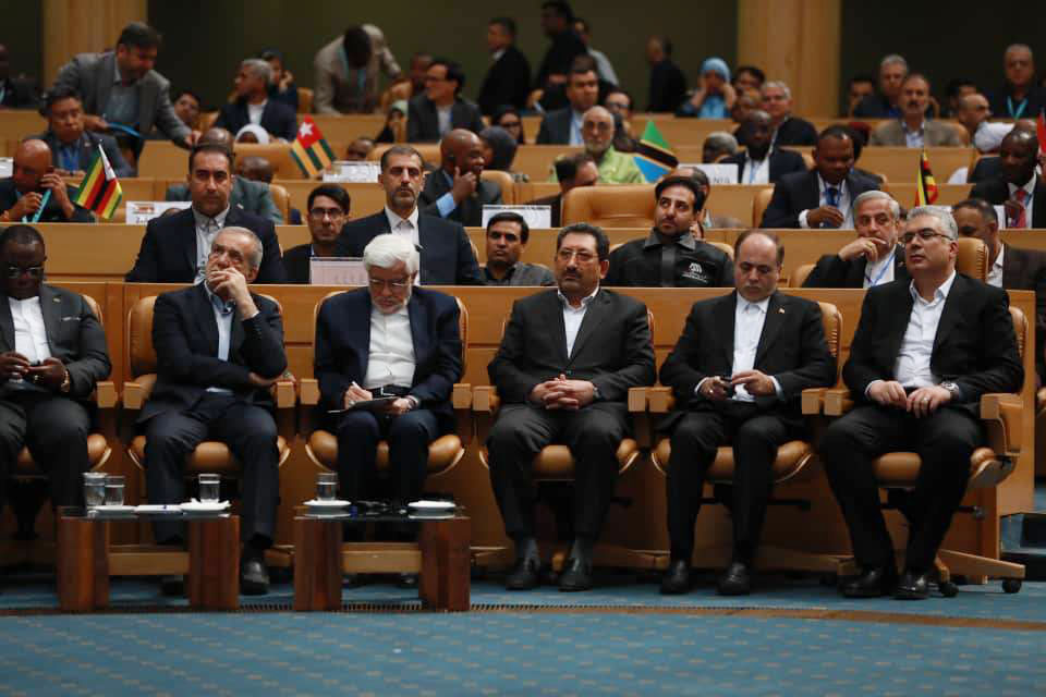 به گزارش  گویای خبر: رئیس کل سازمان توسعه تجارت ایران با بیان این مطلب در سومین اجلاس همکاری‌های ایران و آفریقا ضمن ابراز همدردی با خانواده‌های داغدار حادثه بندر شهید رجایی، گفت: بنده نیز به سهم خودم بابت این حادثه تلخ عرض تسلیت دارم و برای مجروحان این حادثه آرزوی سلامتی می‌کنم.