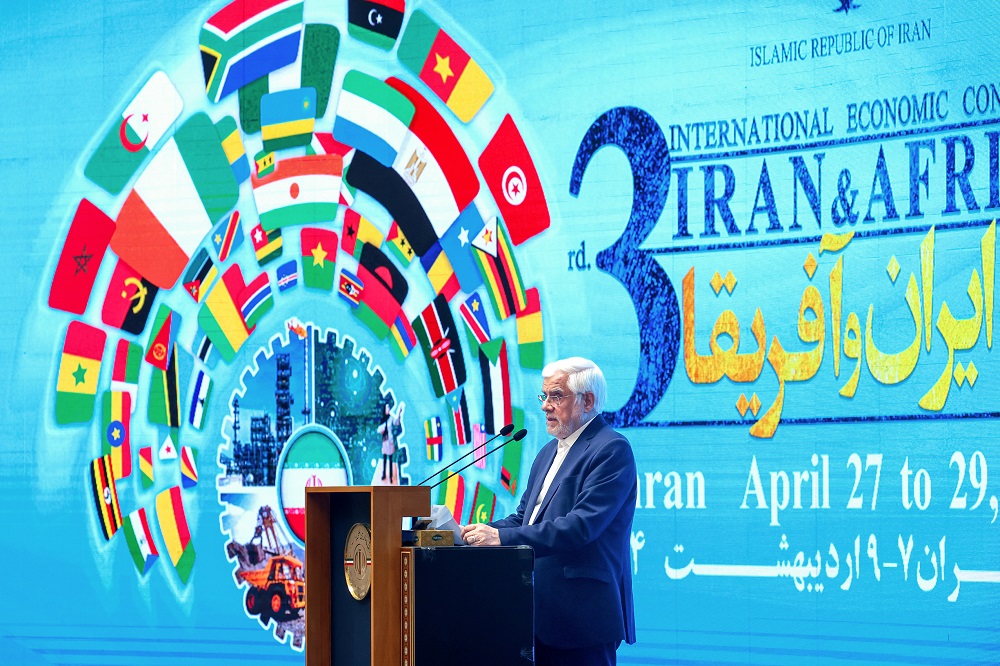 به گزارش گویای خبر: معاون اول رئیس جمهور و رئیس ستاد آفریقا در سومین اجلاس همکاری‌های ایران و آفریقا با یادآوری حادثه ناگوار بندر شهید رجایی و از دست رفتن جمعی از هموطنان عزیز کشورمان، گفت: از خداوند متعال برای همه مصدومان شفای عاجل و برای خانواده از دست رفتگان، صبر جمیل خواستاریم.